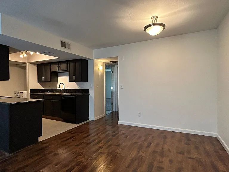 740 W Elm St #235 — Photo 6