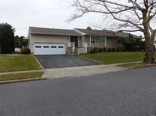 105 Queens Ct, Massapequa Park, NY 11762