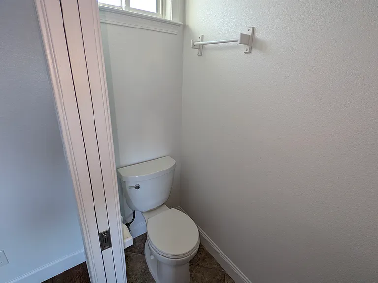 1221 Fordham Ave — Photo 15