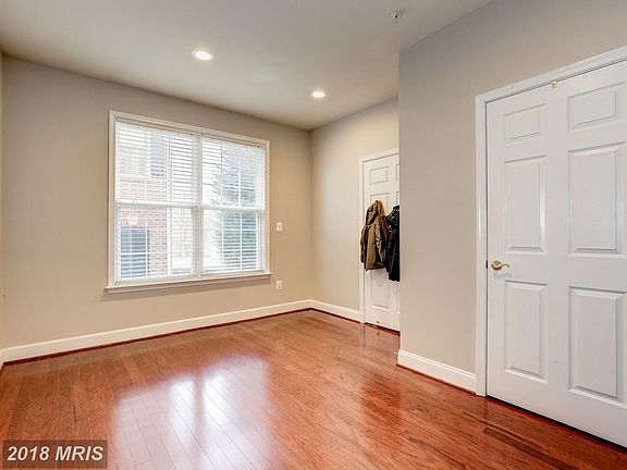 4th image of 555 Pelican Ave