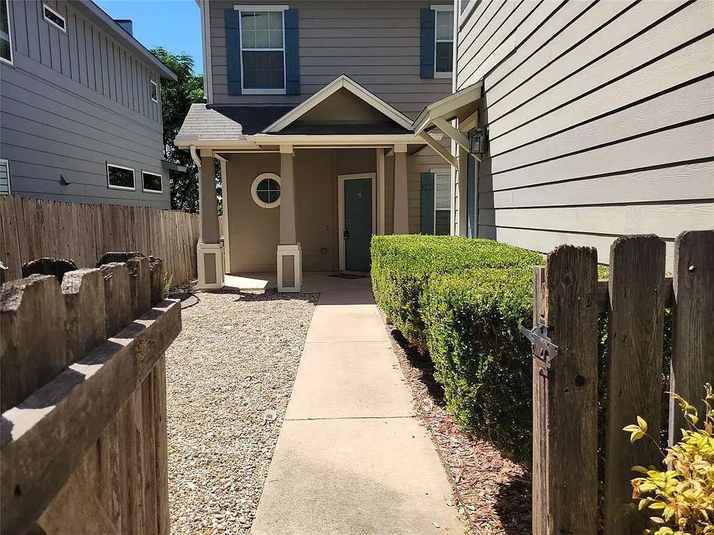 3 bed, 2.5 bath, 1850 sqft, $2,695 — Photo 2