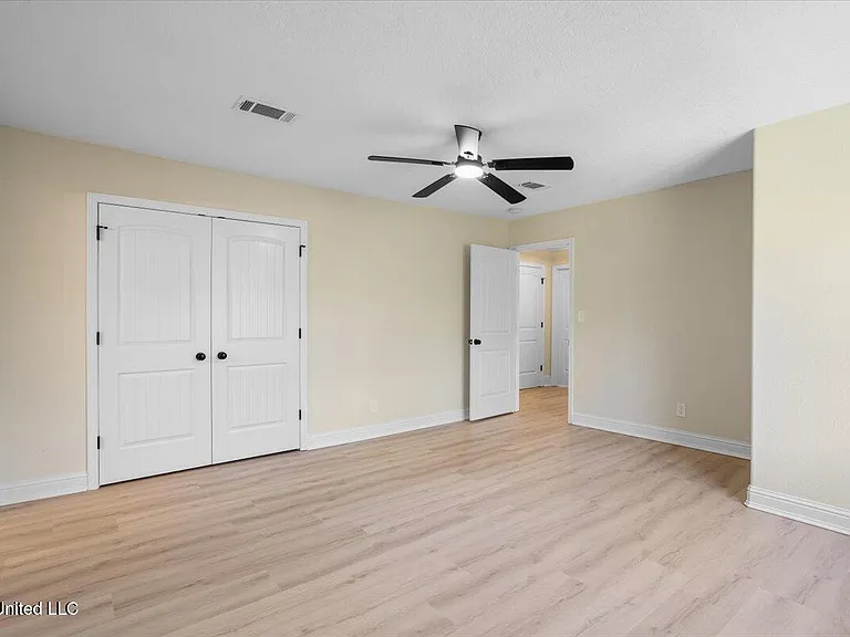 749 E North St — Photo 36