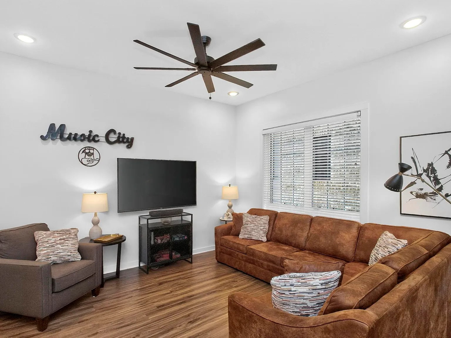 4 bed, 1808 sqft, $4,565 — Photo 4
