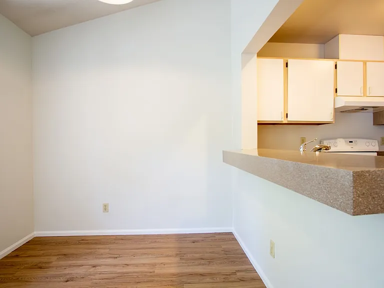 245 SW Hooker St #7 — Photo 5