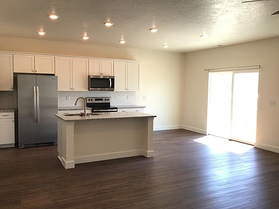 3rd image of 304 N Willes Dr