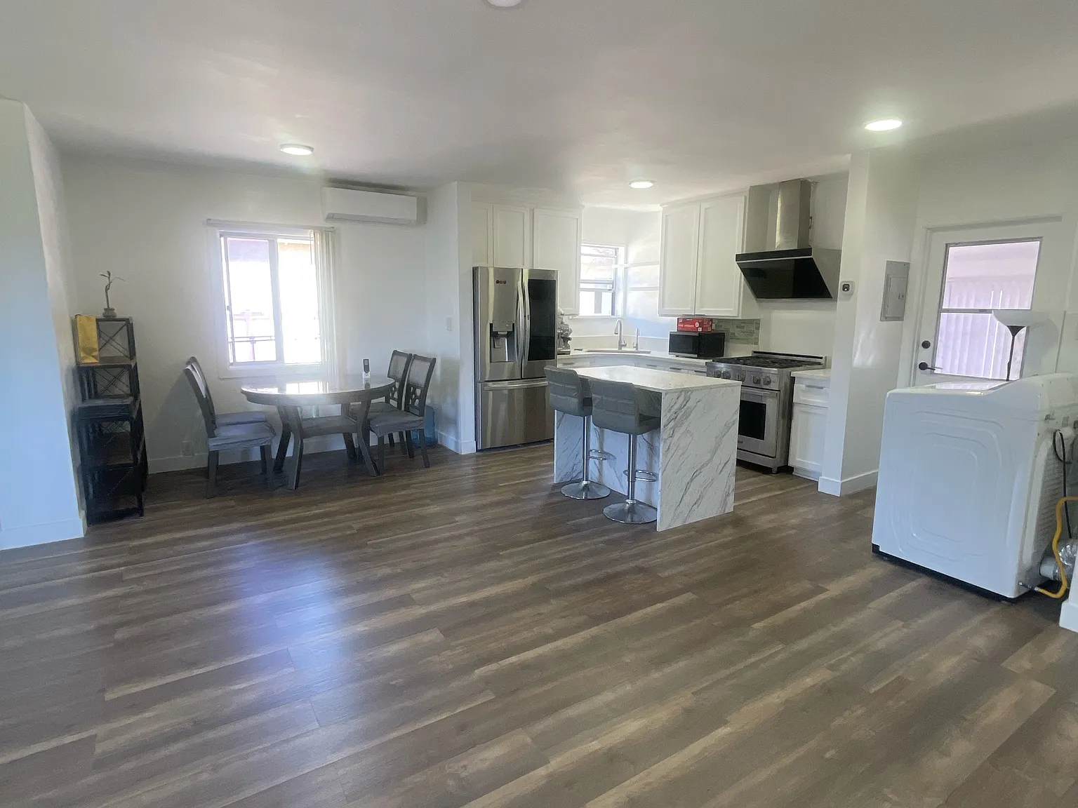 2 bed, 1078 sqft, $3,500 — Photo 2