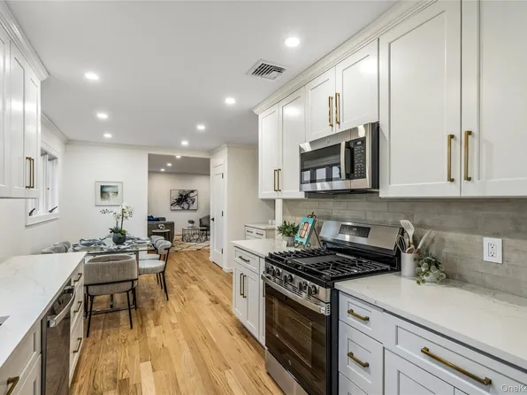 2 Mohegan Drive, Massapequa, NY 11758