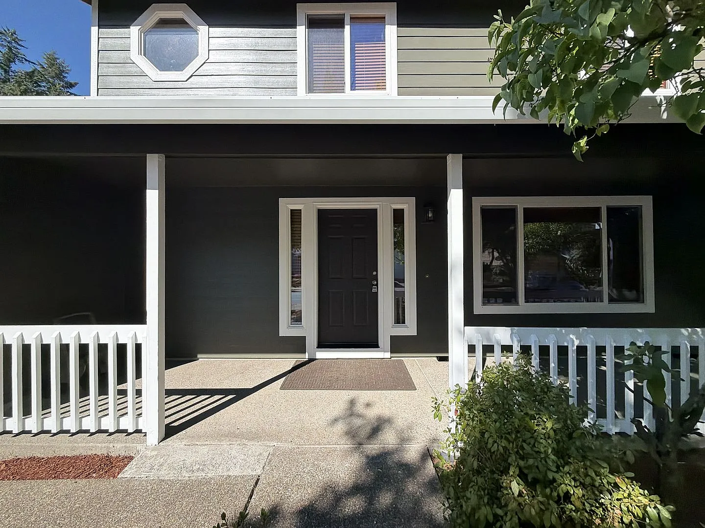 Spacious 4 Bedroom Beaverton Home with 2-Car Garage, Open Kitchen, Two Living Areas & Large Backyard — Photo 3