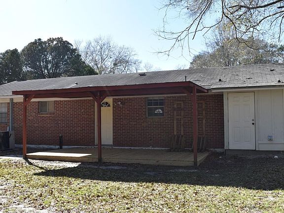 3rd image of 823 Essex Dr