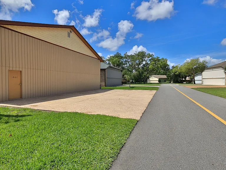 1807 Lindbergh Ln — Photo 46