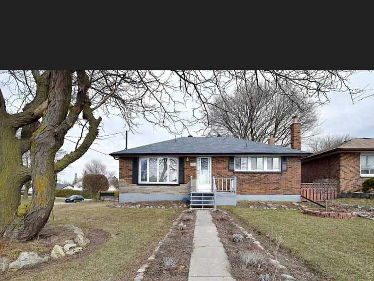 425 Stevenson Rd N — Photo 2