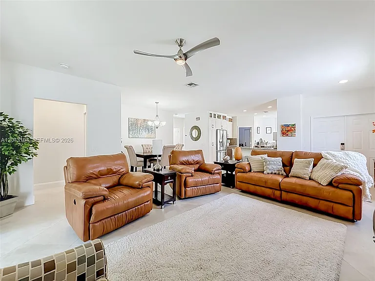 1556 Winterberry Ln — Photo 6
