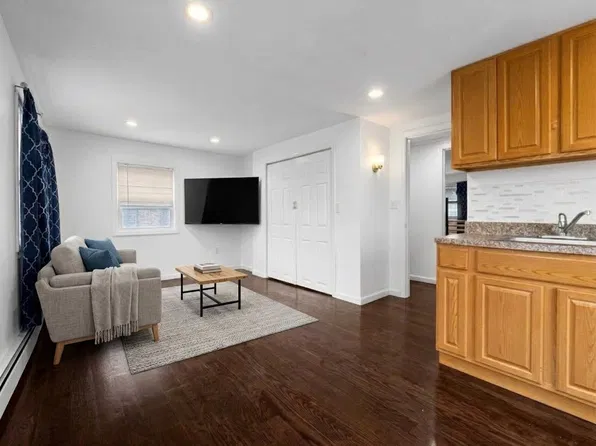 26 2nd St #A, Glen Cove, NY 11542