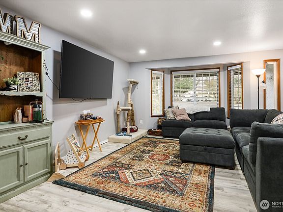 3rd image of 1585 NW 2nd Avenue