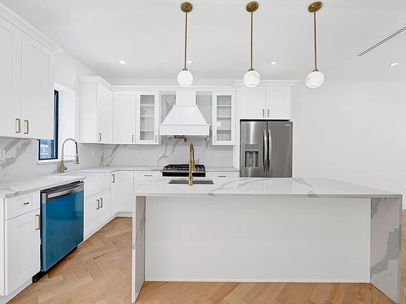 3rd image of 207 E 32nd St