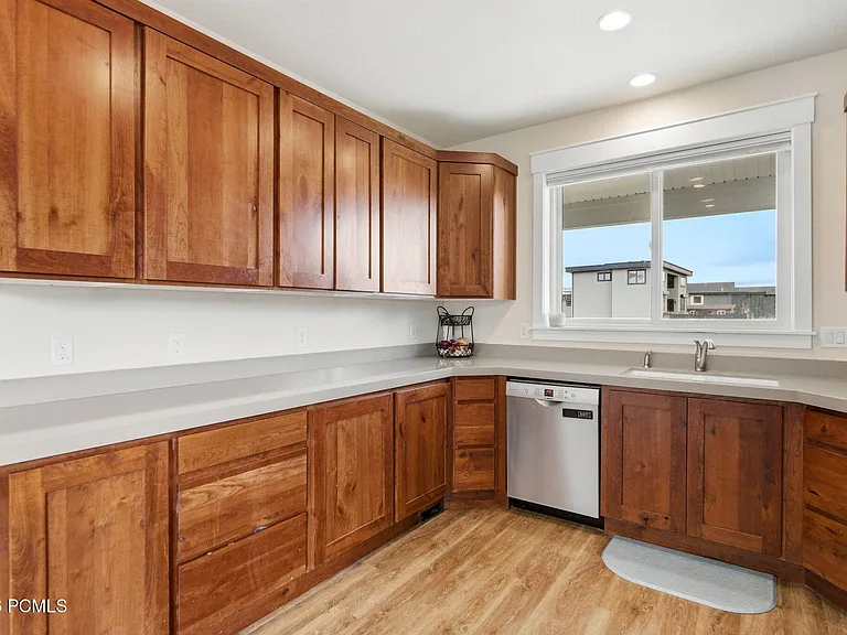 415 E Earl St — Photo 27
