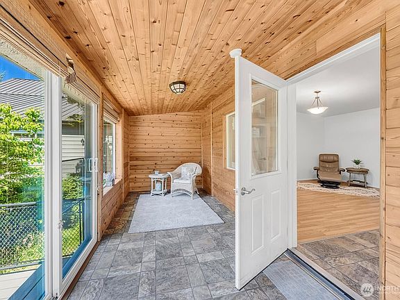 5th image of 11321 E Lake Joy Drive NE