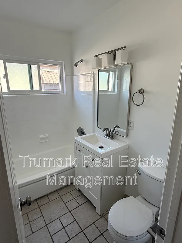Building Photo - 110 N Cedar St #16
