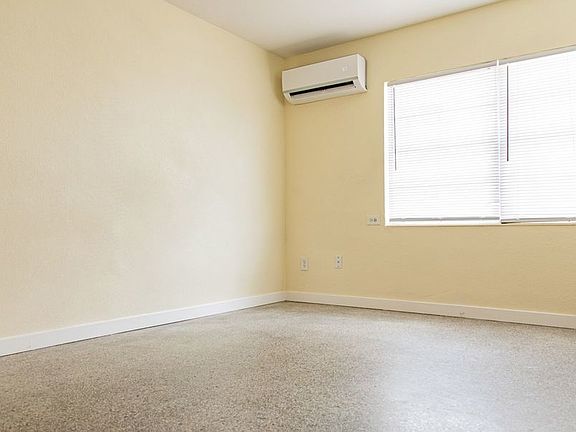 2nd image of 513 Avenue J SE #515