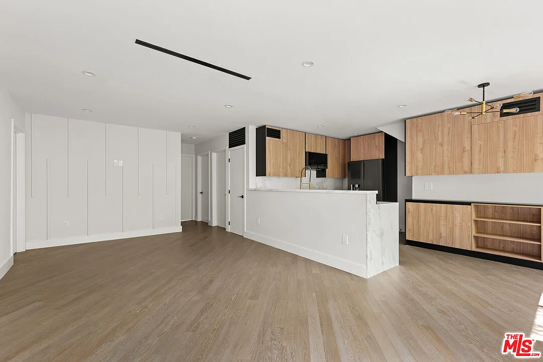 3 bed, 2.0 bath, 1000 sqft, $4,100 — Photo 1