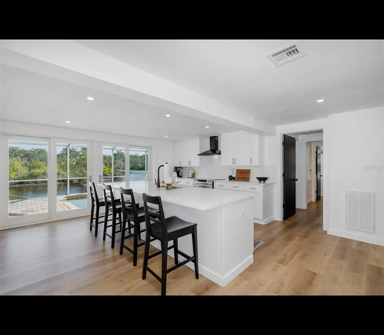 4 bed, 1761 sqft, $3,995 — Photo 4