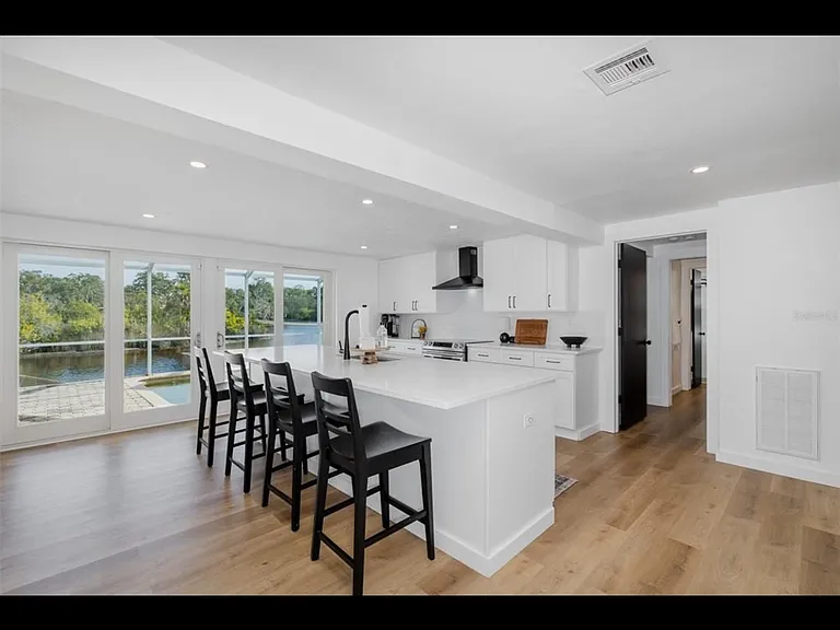 1166 Chancellor Dr — Photo 3