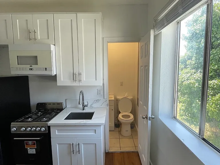 1818 N Broadway — Photo 2