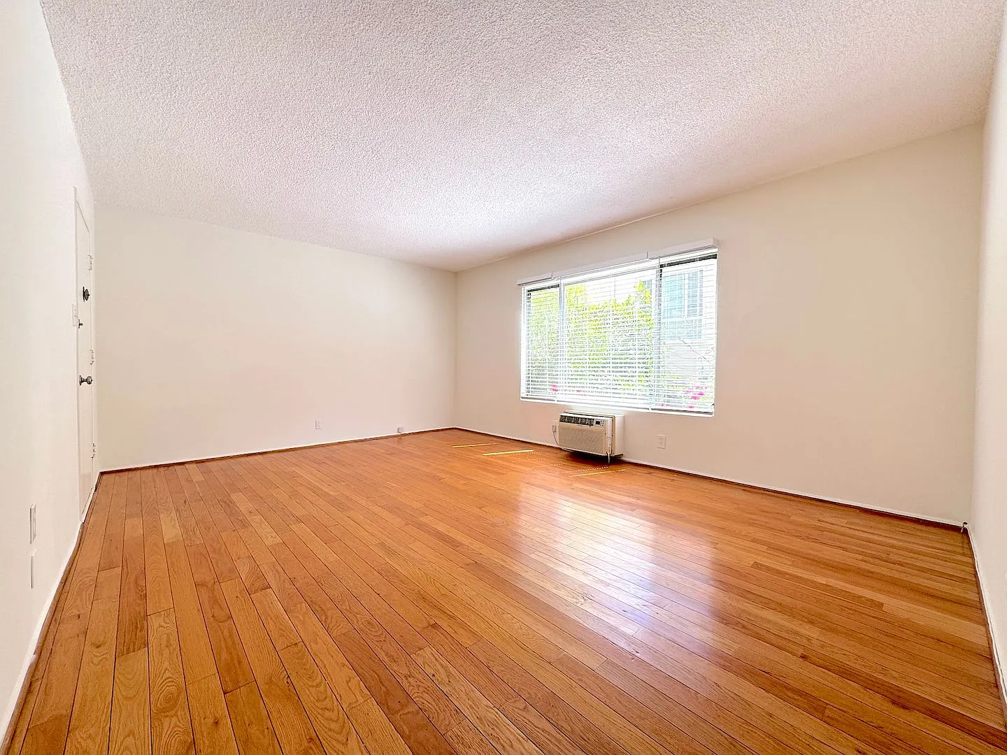 Bright One Bed Apartment with Parking in West Hollywood — Photo 4