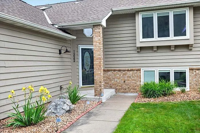 1222 Saddlebrook Ln — Photo 3