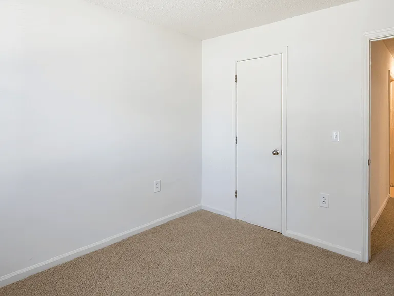 Bridgeport Apartments — Photo 23