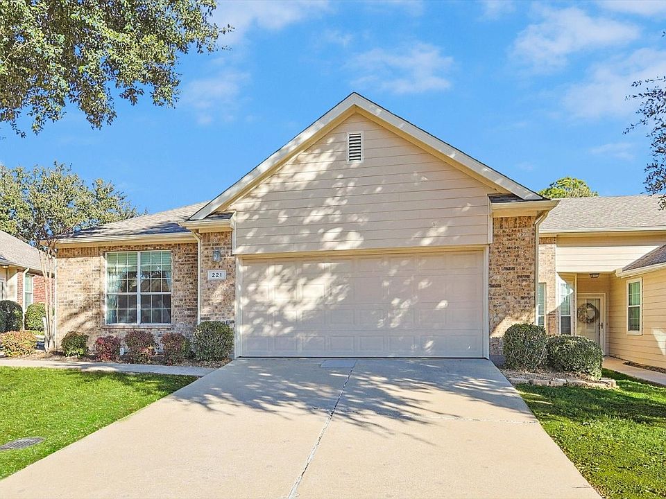 1st image of 221 Bexar Dr
