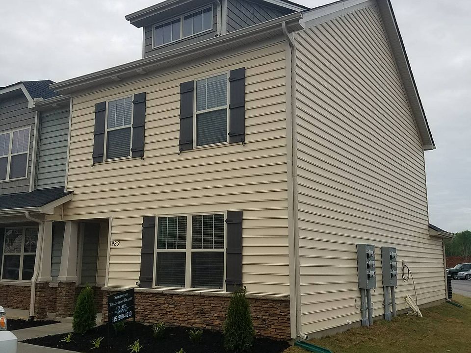Welcome to 929 Gamely Way in Puckett Downs, Blackman area of Murfreesboro