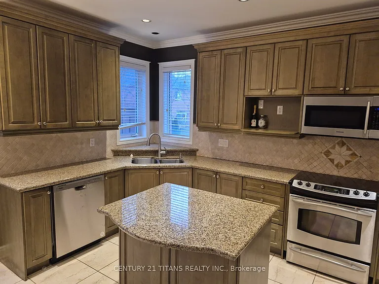 170 Tawny Cres — Photo 12