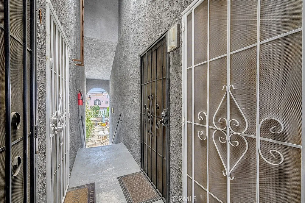 1 bed, 1.5 bath, 800 sqft, $2,000 — Photo 2