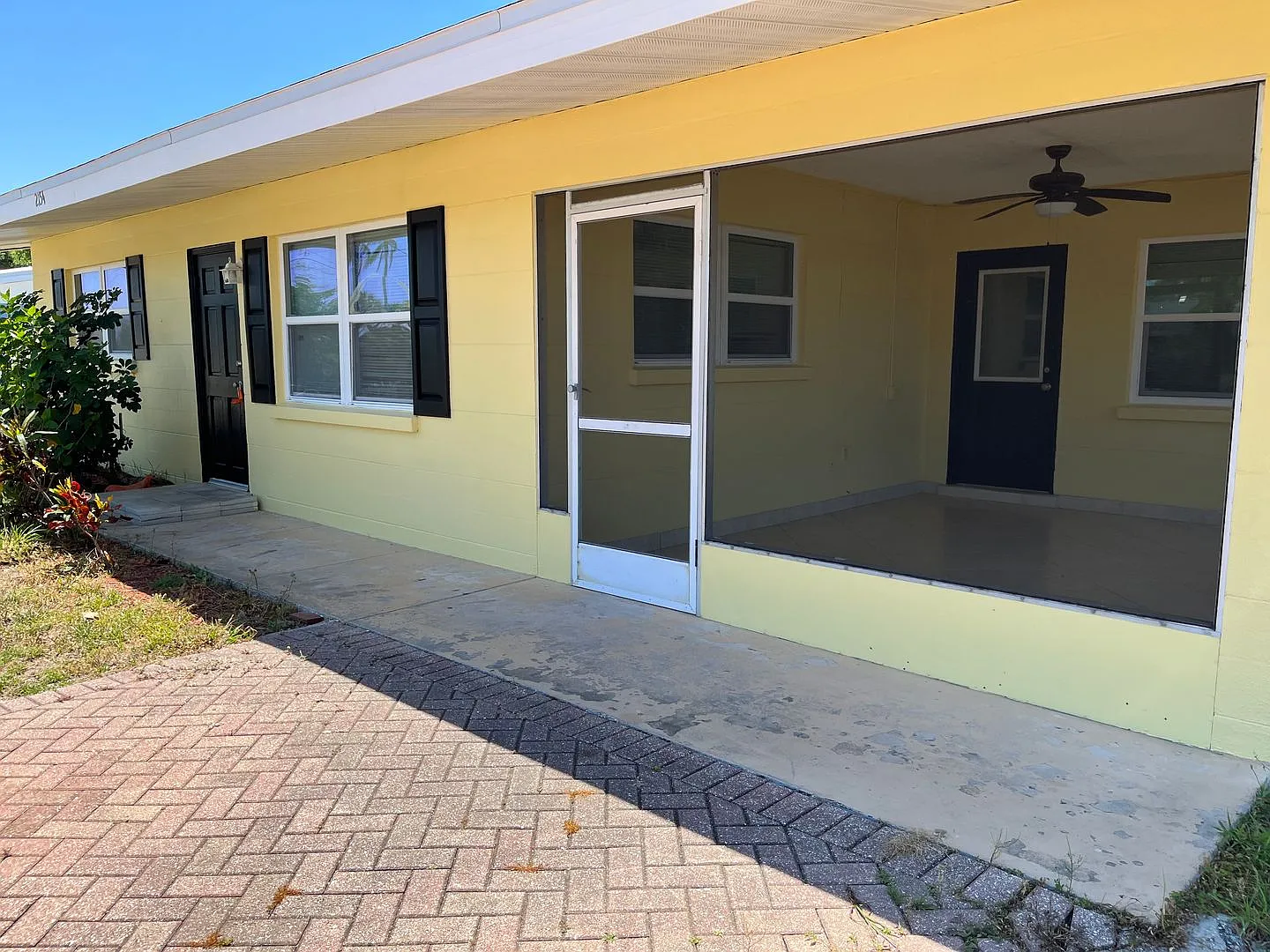 Welcome to 2154 Inner Cass, your ideal 2/1 home in Sarasota — Photo 3