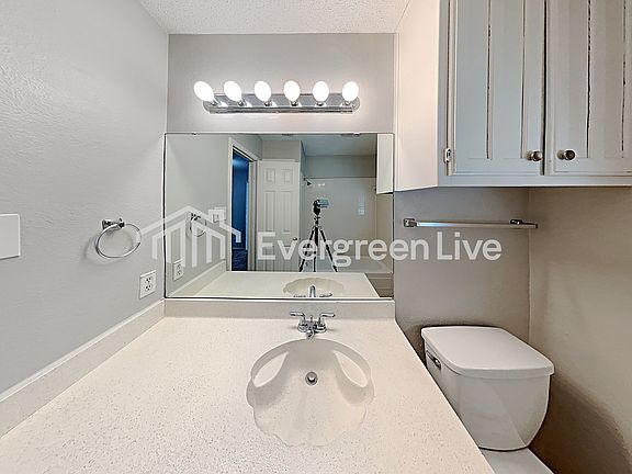 5th image of 104 NE Timber Ridge Dr