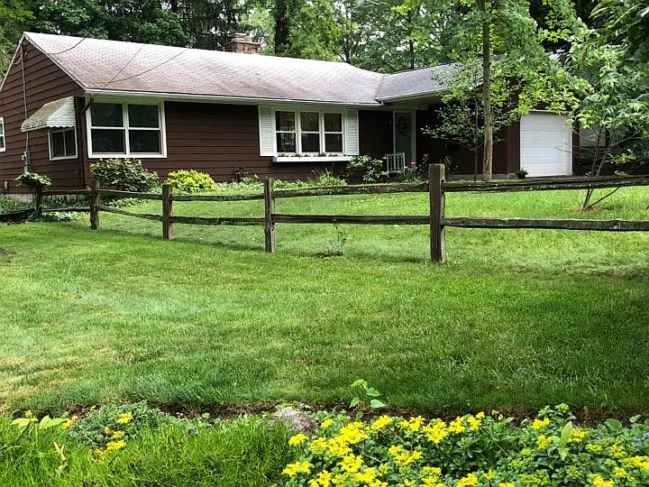 325 Reed Rd photo 1