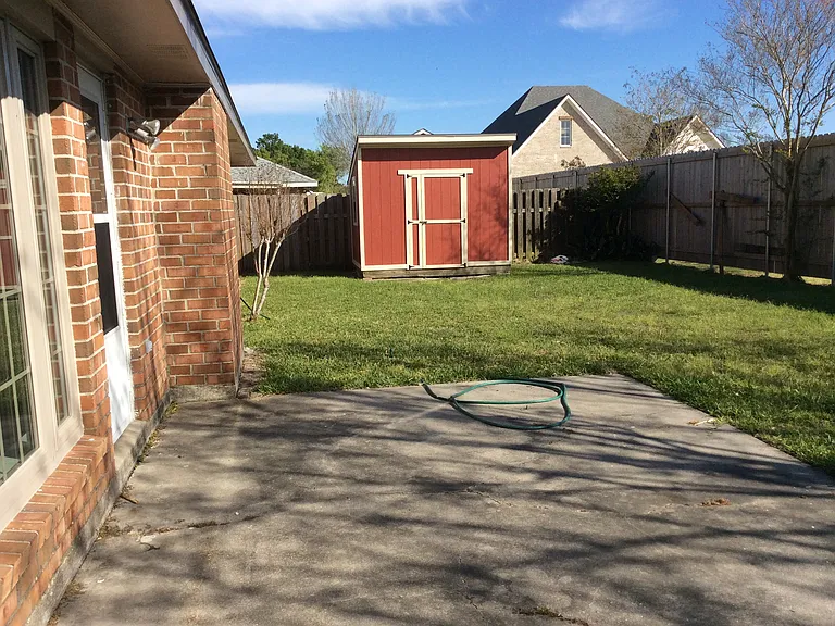 131 Wadsworth Dr — Photo 2