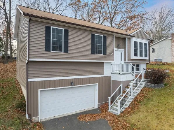 313 Skye Island Dr, Endicott, NY 13760