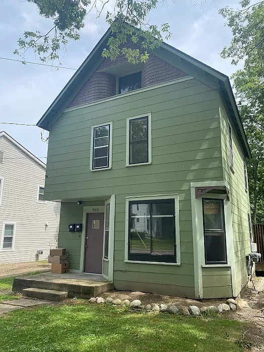 913 Village St — Photo 2
