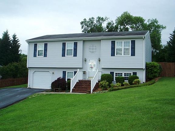 3rd image of 908 Greenbrier Ct