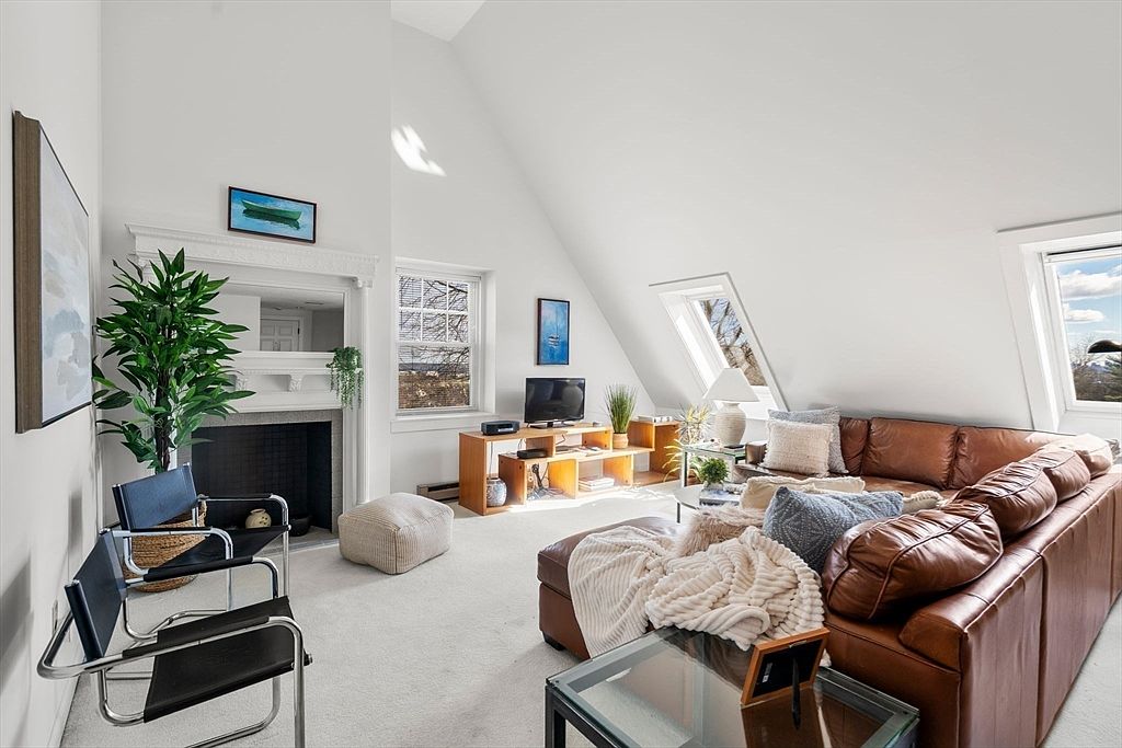 456 Belmont St APT 21