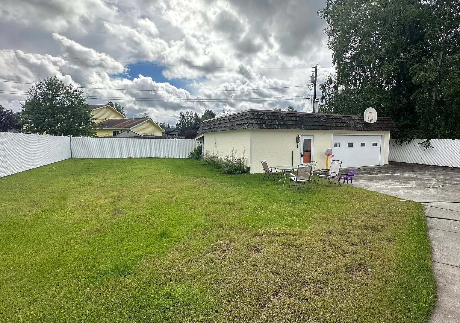 2Bed/1Ba/1Car Amazing Apartment on Riverview Dr., All Util. Includ., sorry no pets. — Photo 4