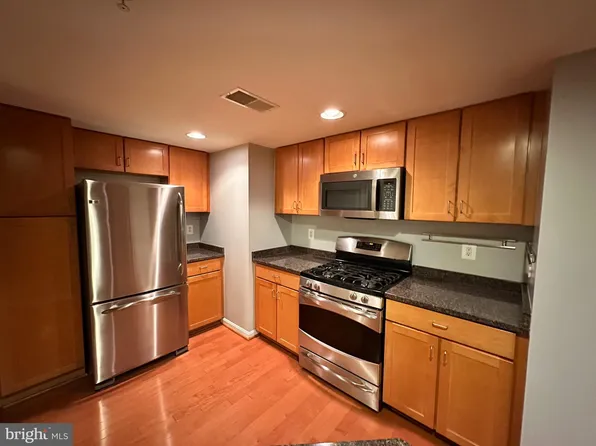2220 Fairfax Dr APT 806, Arlington, VA 22201