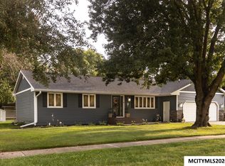 8 Williamsburg Cir, Mason City, IA 50401