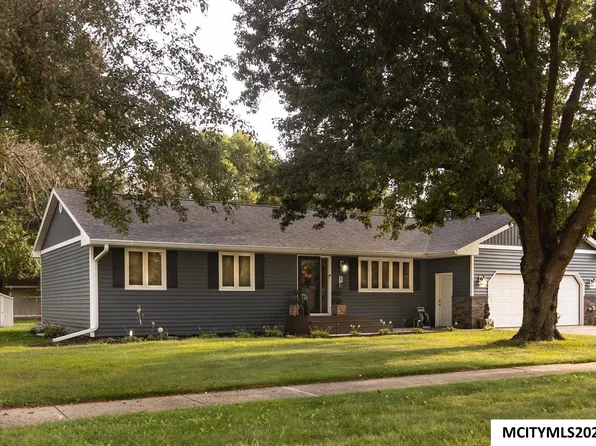 8 Williamsburg Cir, Mason City, IA 50401