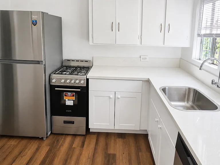 1527 E 3rd St — Photo 7
