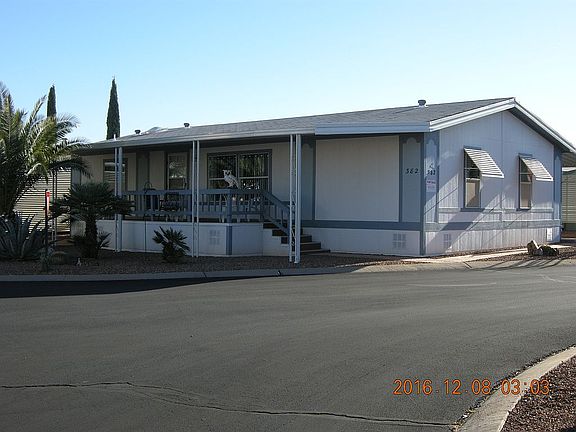 corner view of front yard 