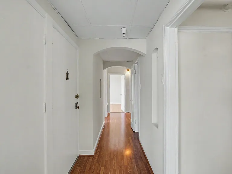 Renovated 3br W/ Dining Room. Views! Parking Avail., Free Laundry! — Photo 15
