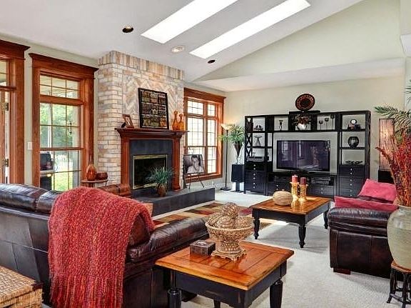 3rd image of 3795 N Southwood Dr